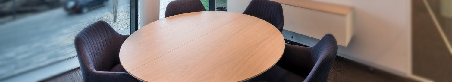 Ronde houten tafel met vier stoelen, perfect voor contact