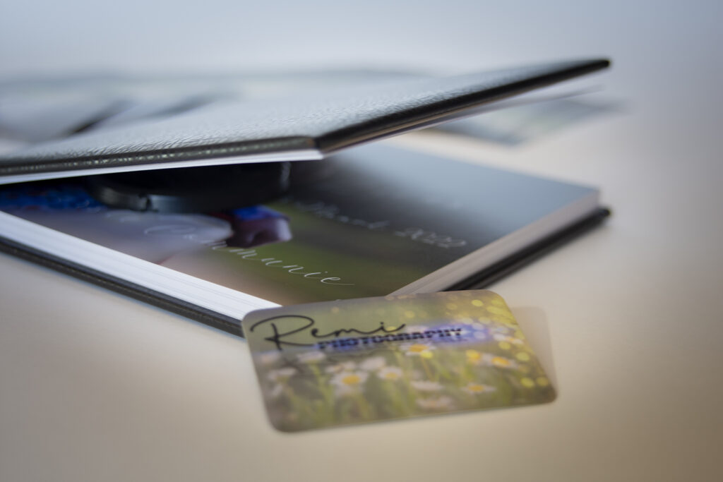 Communiealbum van Remi Photography met visitekaartje, met fotoboek en herinneringen