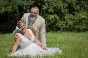Jonggehuwden poseren in een veld en vieren hun huwelijk in Hulshout en Ramsel.