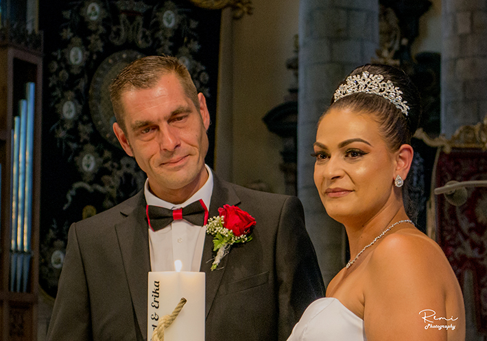 Huwelijk Sint-Niklaas: Bruid en bruidegom tijdens ceremonie, met kaars