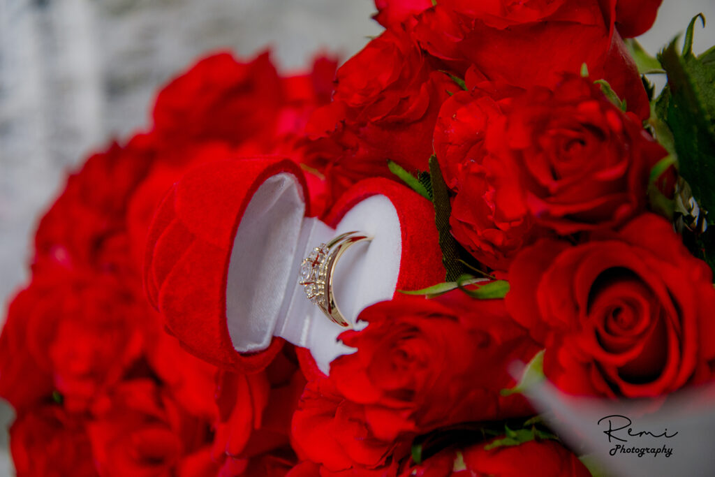 Verlovingsring in een rood doosje, omringd door rode rozen, ideaal voor een huwelijksaanzoek in Sint-Niklaas.