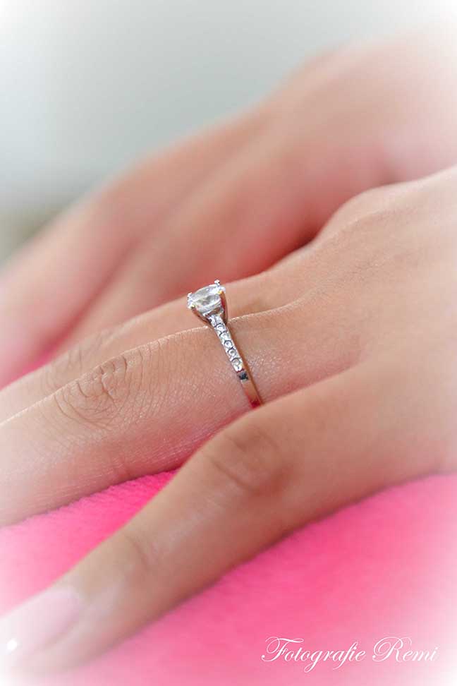 Diamanten verlovingsring aan een vinger, huwelijk Strijboshof Kalmthout