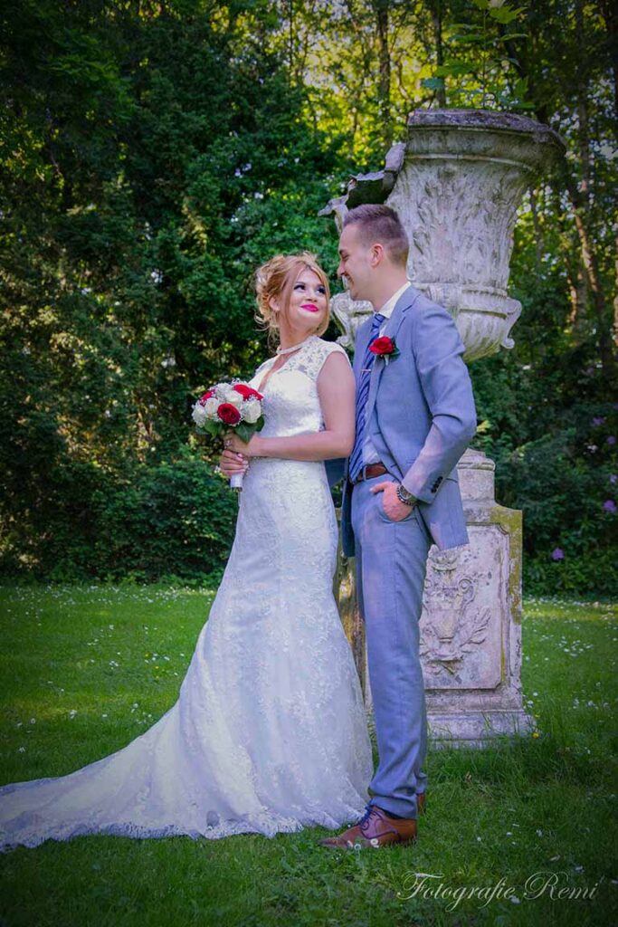 Trouwfoto op Strijboshof in Kalmthout: Bruid en bruidegom in tuin