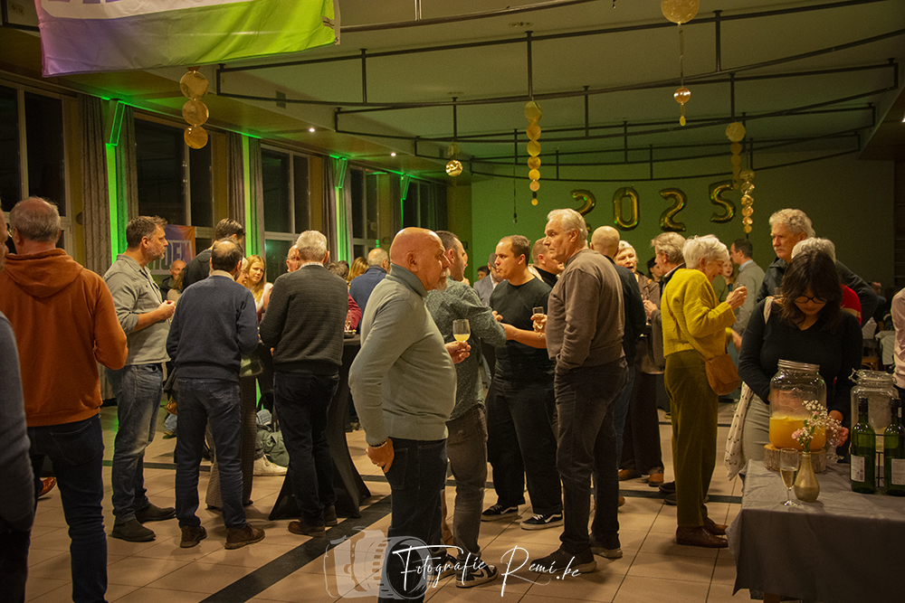 Mensen op een Nieuwjaarsreceptie Groen 2025 vieren feest.