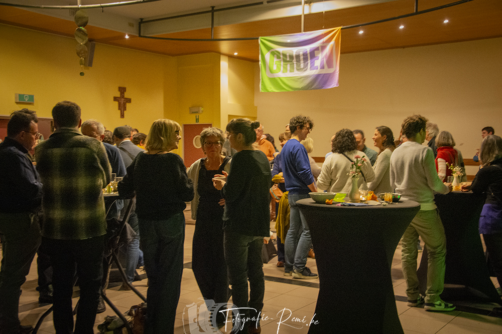 Mensen bij Nieuwjaarsreceptie Groen 2025, met spandoek "Groen".