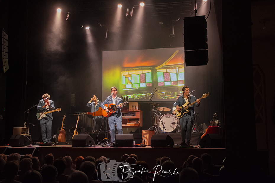 The Bonanzas treden live op het podium op met gitaren, bas en drums.