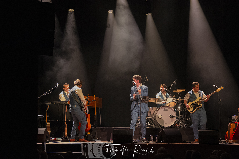 The Bonanzas treden op het podium op met keyboard, drums, gitaar en bas.