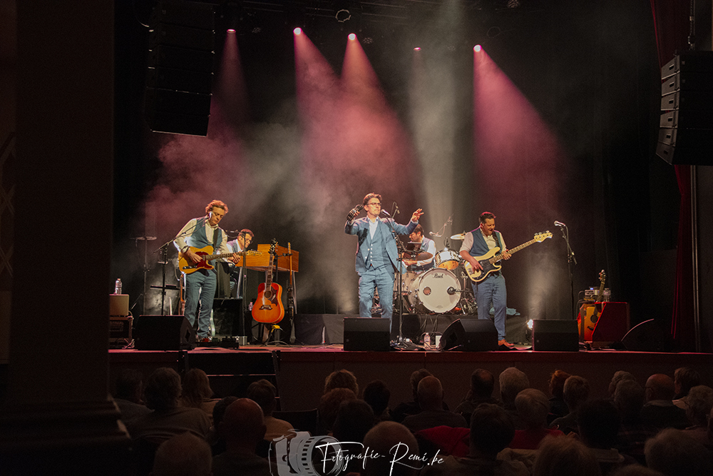 De Bonanzas treden live op op het podium met rode podiumlichten en rook