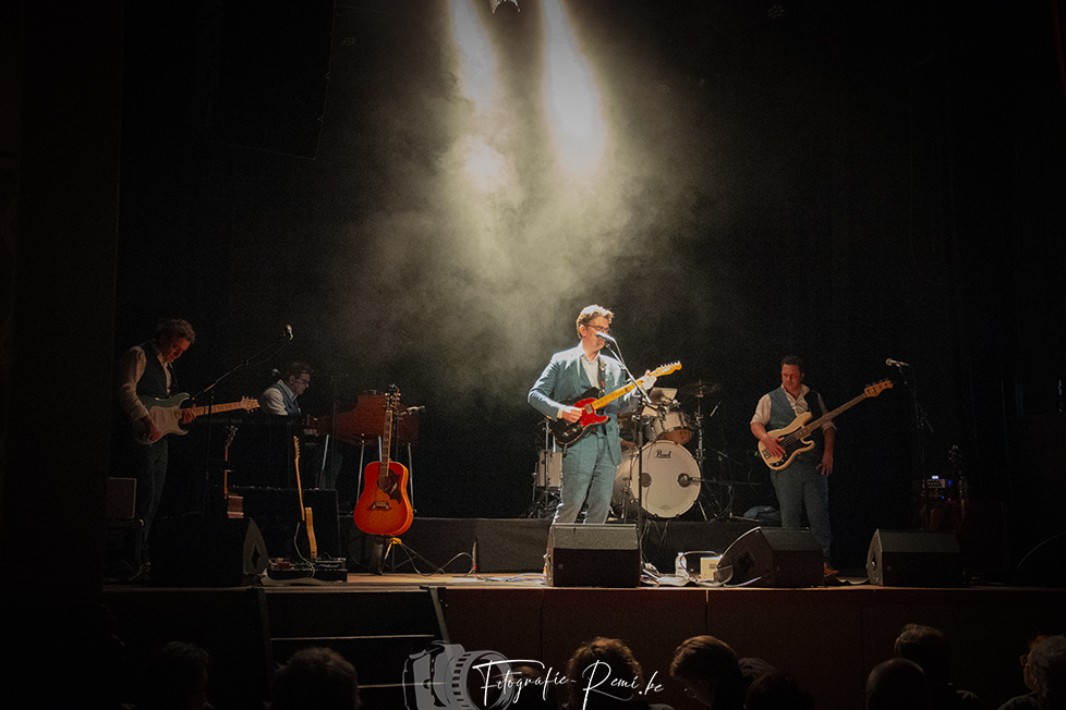 The Bonanzas treden live op het podium op, met gitaren en drums