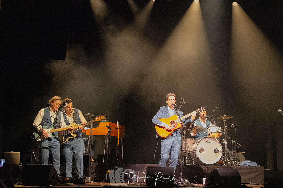The Bonanzas treden live op het podium op met gitaren en drums.