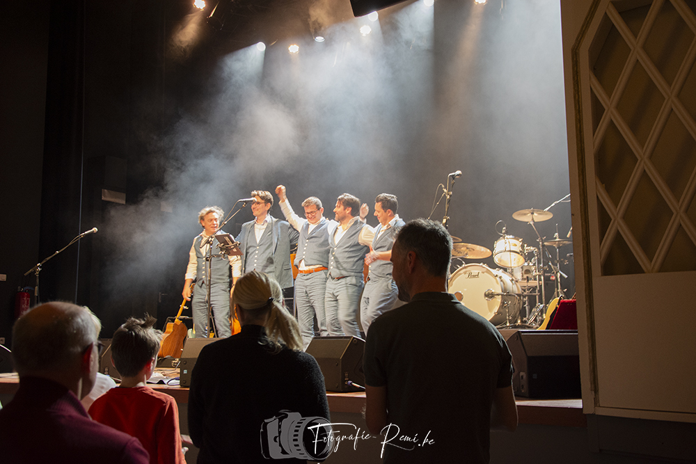 De Bonanzas-band treedt op het podium op met rook en licht