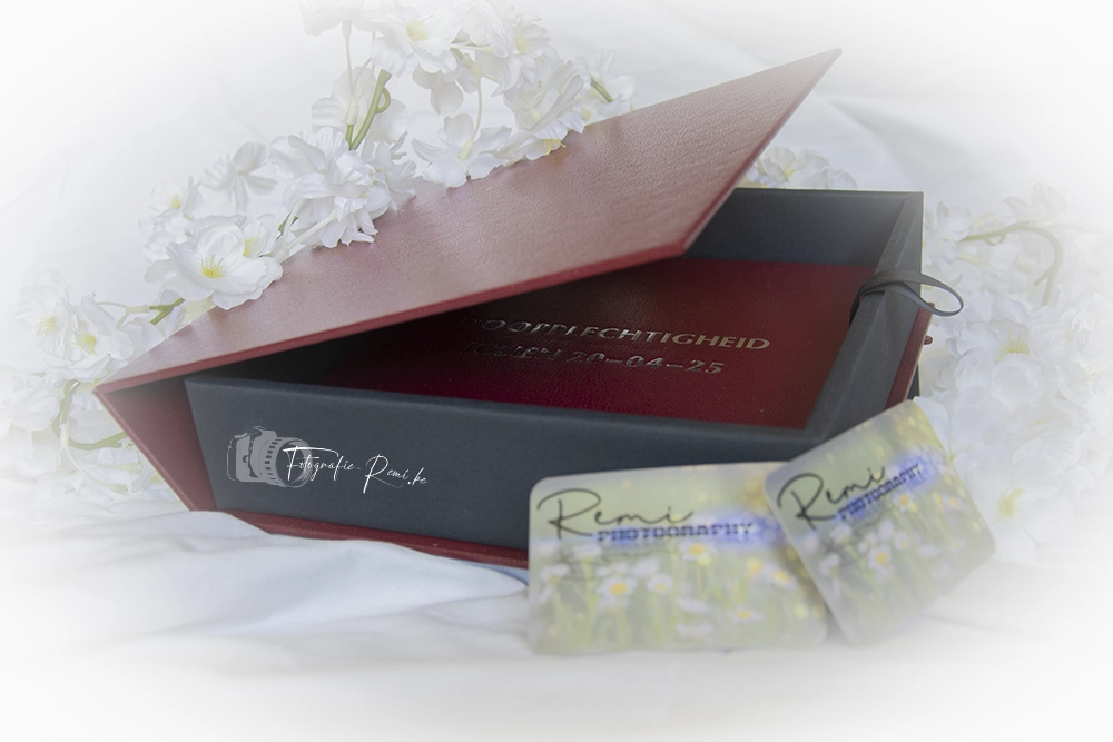 Rood leren fotoalbum met gouden letters. "Producten assortiment" fotobox met visitekaartjes.