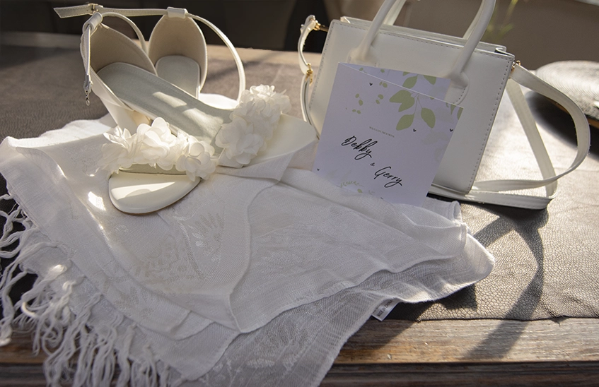 Witte trouwschoenen, tas en uitnodiging voor Debby & Gerry, huwelijk in Hulshout en Ramsel.
