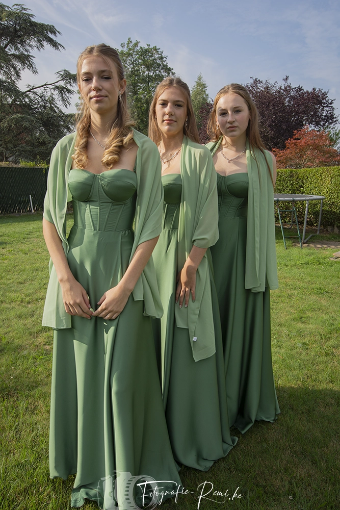 Drie vrouwen in groene bruidsmeisjesjurken, huwelijk in Hulshout en Ramsel.