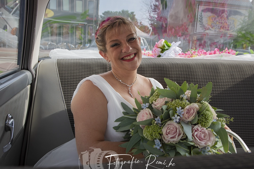 Bruid in trouwjurk met bloemen, huwelijk in Hulshout en Ramsel