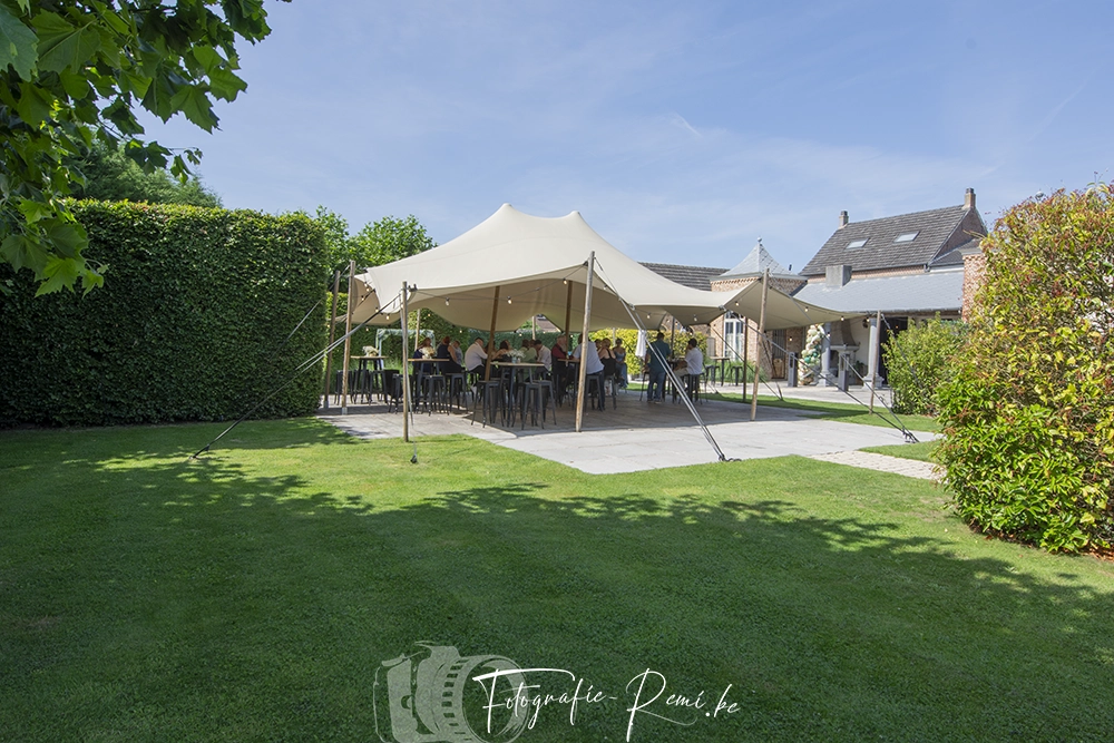 Fotogenieke trouwlocatie in de tuin: bruiloft receptie onder een tent.