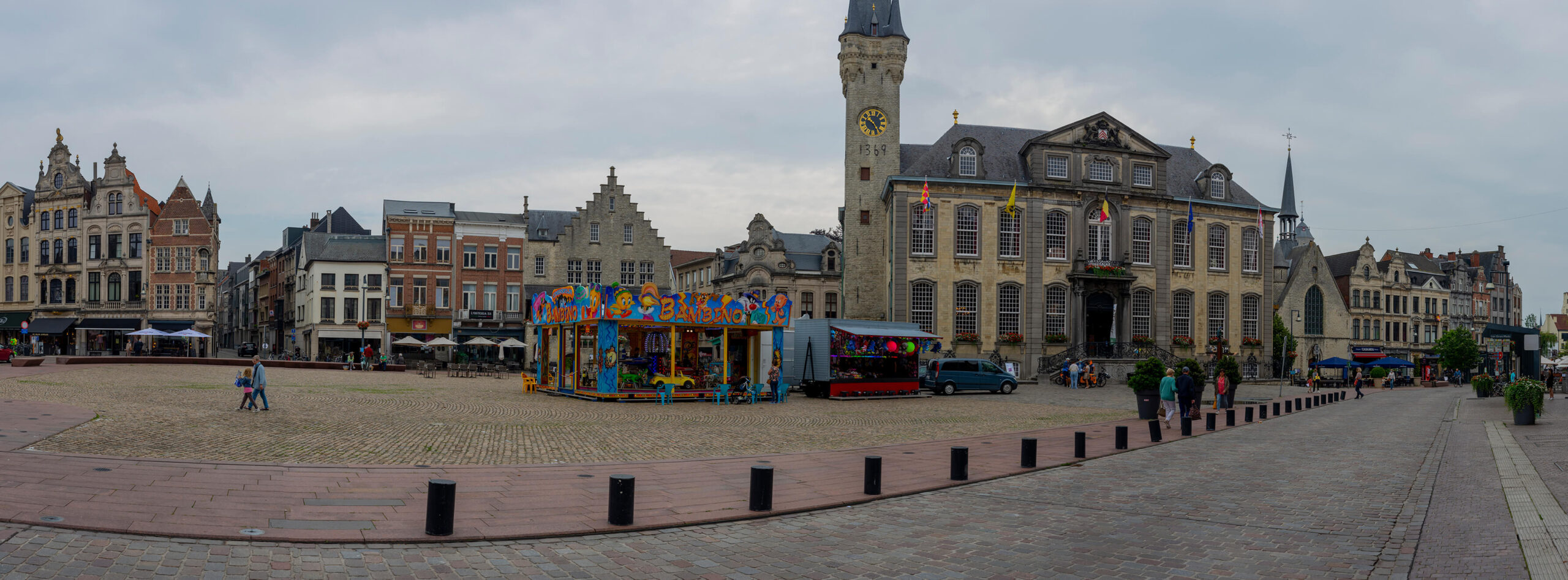 Stadsplein in Lier, België, met historische gebouwen en een draaimolen.
