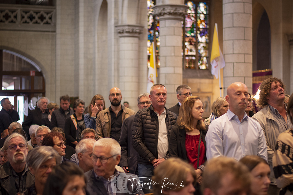 Mensen die een kerkdienst bijwonen, waarbij de nadruk ligt op aanbidding en geloof.