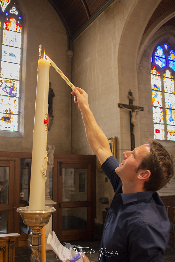 Man steekt de Paaskaars aan in een kerk tijdens Pasen