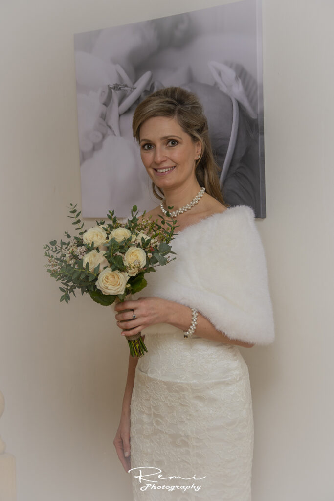 Bruid in een witte jurk, met een boeket in de hand, huwelijk in Koningshooikt