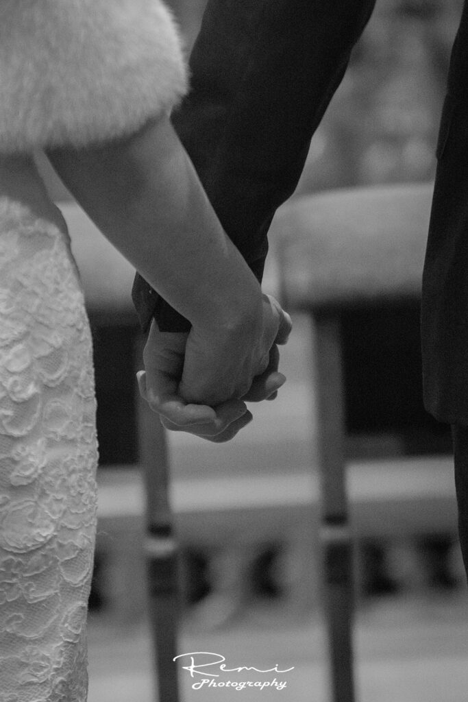Koppel hand in hand tijdens een ceremonie "huwelijk in Koningshooikt".