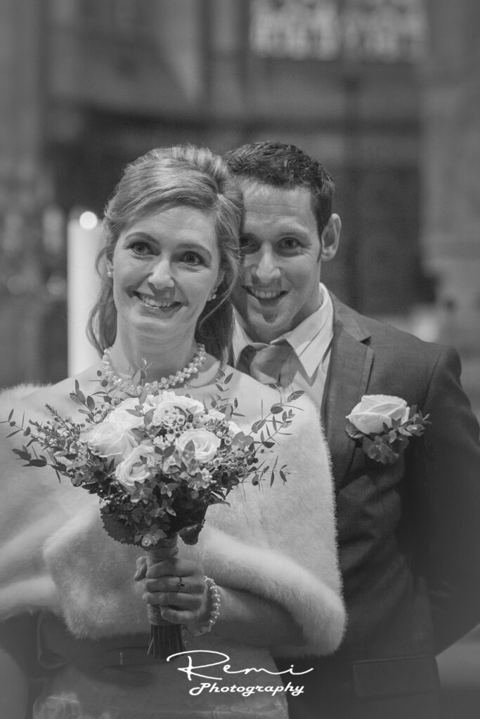 Jonggehuwden lachend naar de camera tijdens hun huwelijk in Koningshooikt.