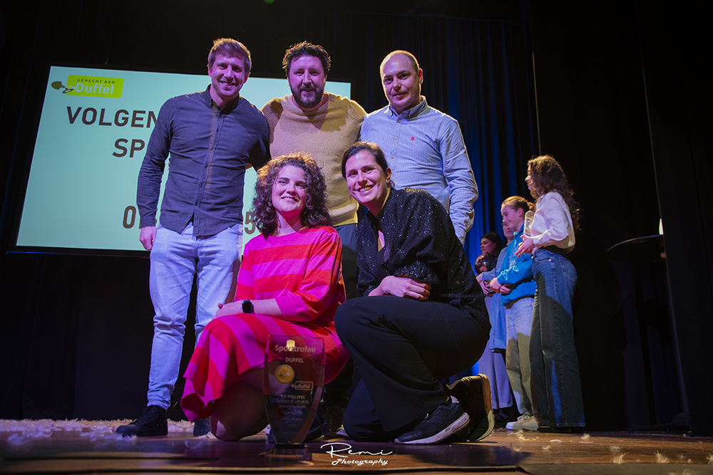 Sportprijsuitreiking in Duffel met winnaars die trofee vasthouden