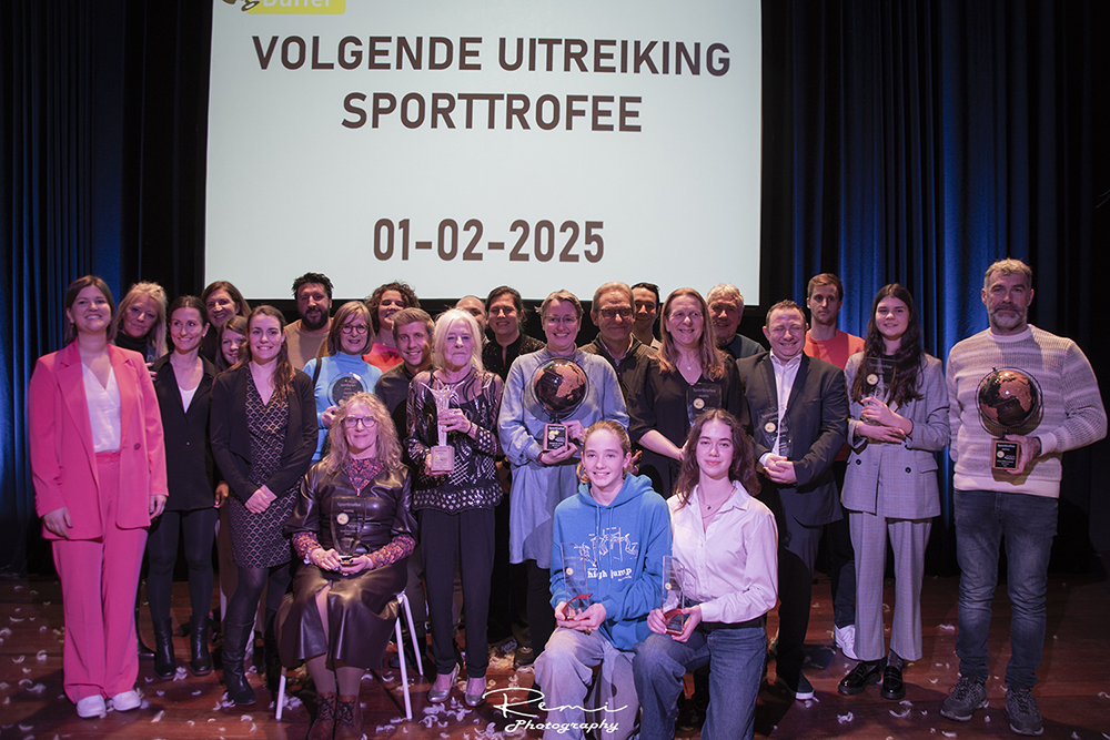 Groep winnaars van sporttrofeeën tijdens een ceremonie, waarbij ze de trofeeën vasthouden. Datum van de ceremonie: 01-02-2025.