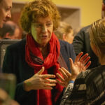 Vrouw spreekt tijdens Nieuwjaarsreceptie Groen 2025, gebarend met handen.