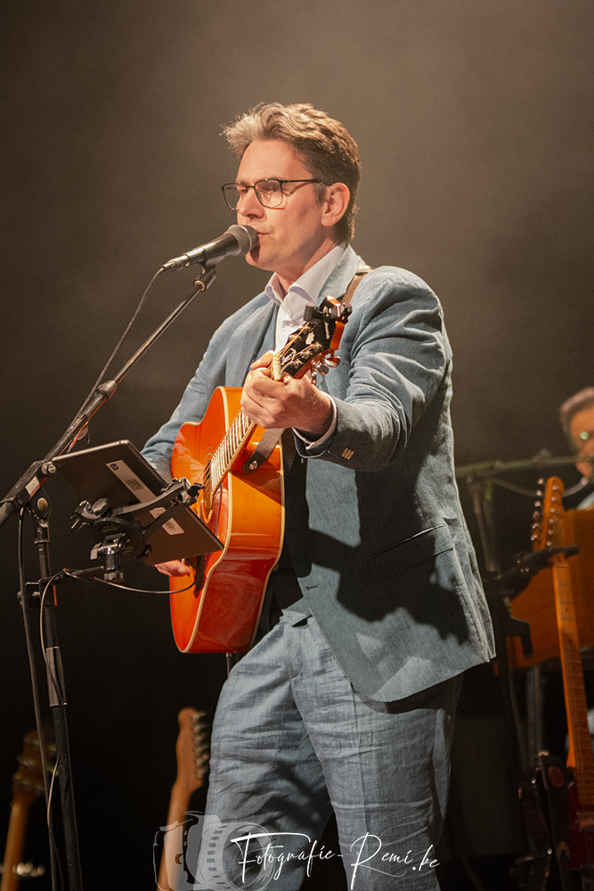 The Bonanzas treden live op met akoestische gitaar en microfoon