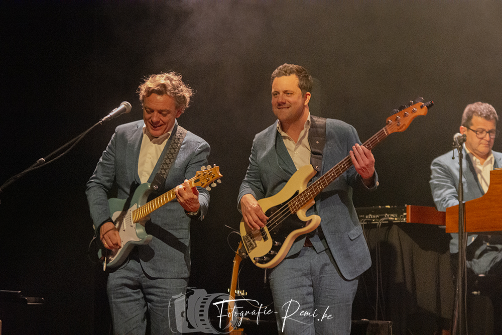 The Bonanzas treden live op het podium op, met gitaar en bas.
