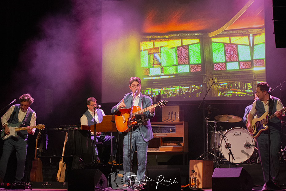 The Bonanzas treden live op het podium op met gitaren, drums en keyboard.