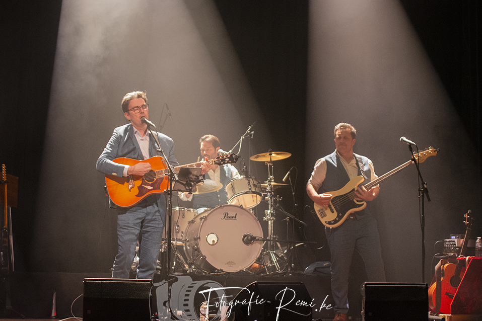 The Bonanzas treden live op het podium op met gitaar, drums en bas.