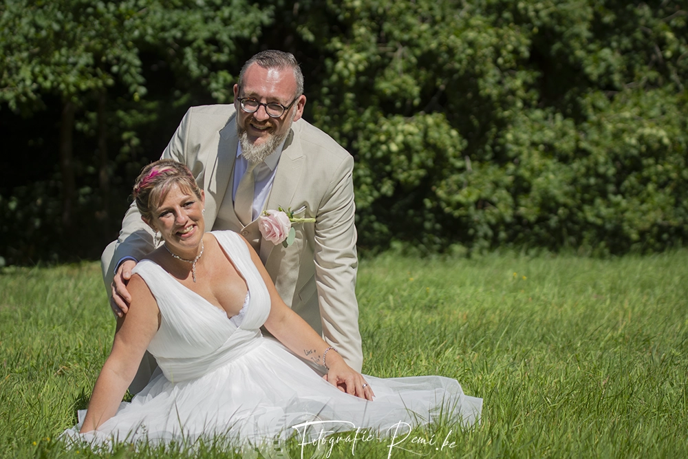 Jonggehuwden poseren in een veld en vieren hun huwelijk in Hulshout en Ramsel.