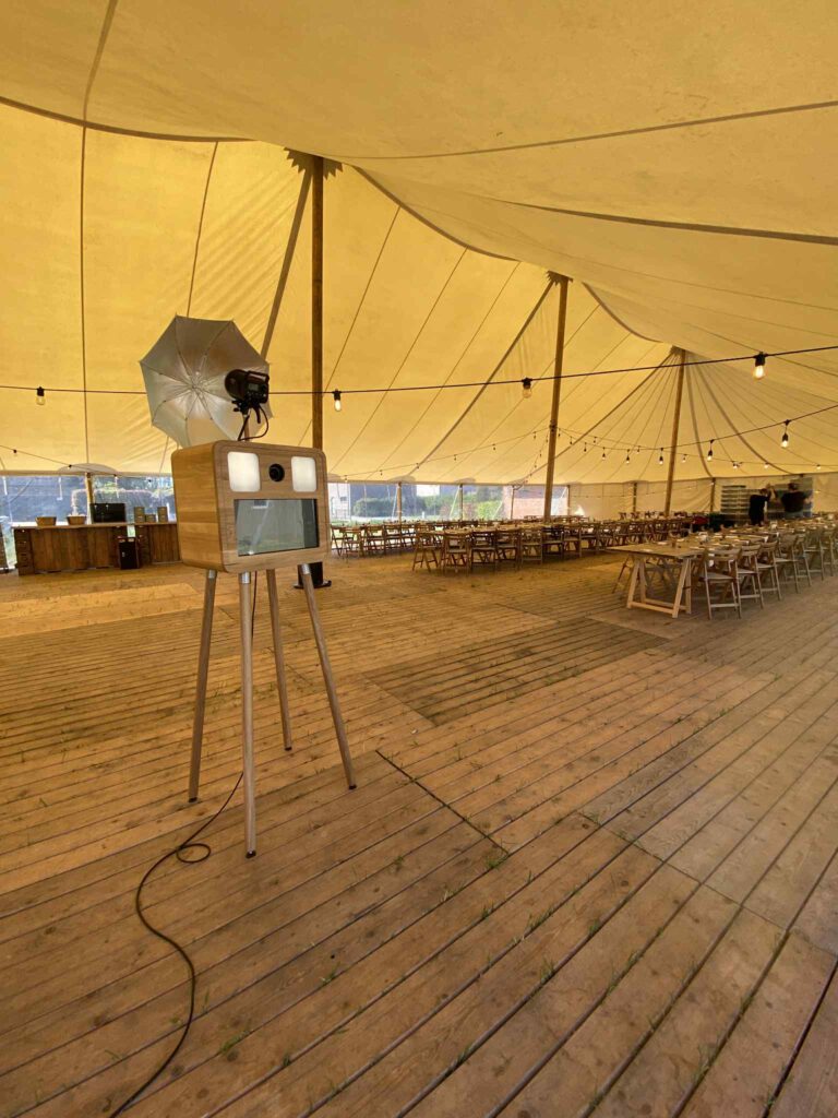 Photobooth in houten design in een tent voor een bruiloft. Ideaal voor je trouwfeest!
